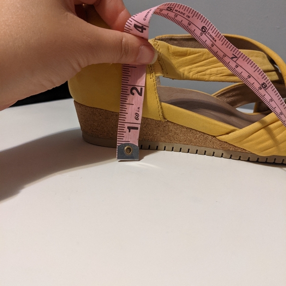 Earth Gemini Slip-on Wedge Sandals Yellow Leather Size 8.5 - Picture 8 of 10